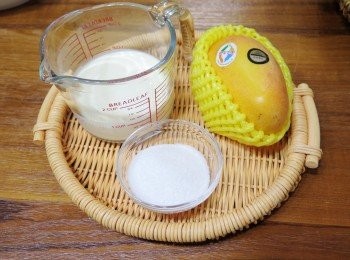 step10: 利用泡芙冷卻時間準備好<span class="group_3">餡料</span>如照片 這次特別選用來自游游農產的夏雪芒果 香甜多汁，味道品質一級棒，堪稱黃金之后喔~👍