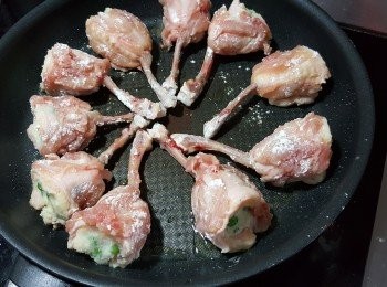 step13: 用平底鑊將<a href="https://bit.ly/3zHU5V3" target="_blank" data-keyword="雞翼" class="guide-link"><strong>雞翼</strong></a> <span style="display:inline-block;vertical-align:middle;margin-top:-3px;color:initial;border-radius:3px;padding:2px 3px;font-size:12px;line-height:14px;background:#87d300;color:#fff;">即買</span> 四周略為煎至金黃