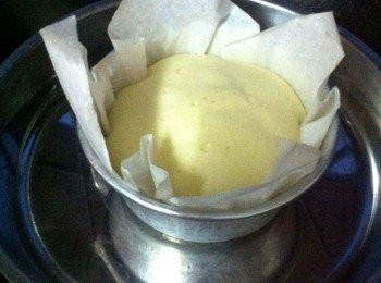 step3: 取出模型4吋摸，加上烘焙紙，把麵糊倒入，輕輕敲兩下排出氣泡。