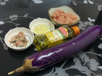 step1: 準備材料：  鹹魚肉切粒／蒜切小粒／豬肉先用<span class="group_2">醃料</span>醃20分鐘