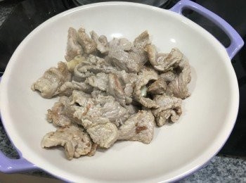 step2: 燒熱油鑊, 中火加熱爆香一半蒜蓉快手加入豬柳炒至轉色先上碟, 同鑊子加入蒜蓉加入翠肉瓜 紅蘿蔔及雲耳快炒至翠肉瓜軟身約2-3分鐘, 期間太乾身可以分2-3次加入水讓<span class="group_1">食材</span>吸收水份快炒, (喜歡重味可以加雞粉) 加少許鹽調味, 最後加入豬柳快炒勻即成