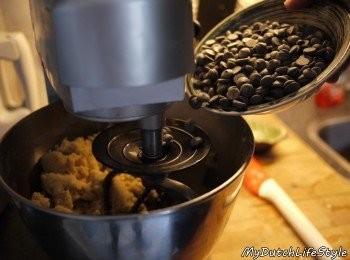 step3: 最後加入巧克力碎粒拌攪。