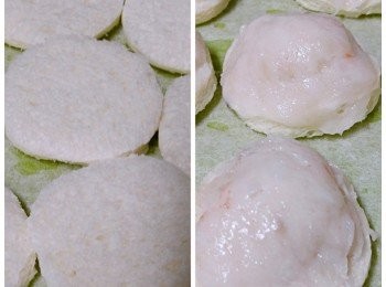 step1: 方包ㄧ開四。。。每塊剪成圆形!  蝦滑分八份。。。呈半圓塗在方包上!