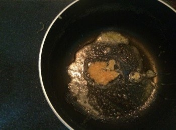 step7: 由於我懶，所以都係用同一個煲。
落牛油起鑊，然後加入蒜末