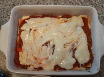step7: 再塗一層<span class="group_2">白醬</span>，然後下Parmesan cheese及Mozzarella cheese