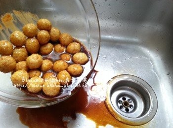 step8: 魷魚煮3分鐘後盛起 , 魚蛋倒去<span class="group_2">醃料</span>