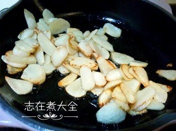 step3: 用牛油起鑊，以半煎炸形式煎蒜片至金黃色