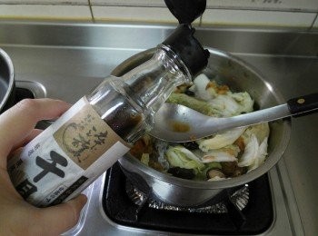 step4: 另起湯鍋加入大白菜與<span class="group_3">調味料</span>白菜煨煮至軟爛就可以了