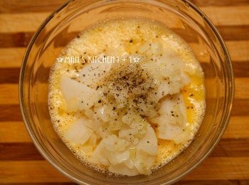 step3: 將蛋液(先打散)、洋蔥、馬鈴薯、鹽和黑胡椒均勻混合。