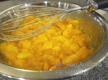 step2: 個整法仲簡單, 講你都唔信:
1. 魚膠粉溝水, 攪溶, hea埋一邊等 (係魚膠粉hea埋一邊, 你繼續做一下面的步驟)
2. 芒果起肉, 係咁隊, 隊茸佢
3. 加鮮奶, 撩佢 (然後白色奶會變左淺黃色)
4. 正所謂, 落的糖, 先可以勺到的甜味出來架嘛