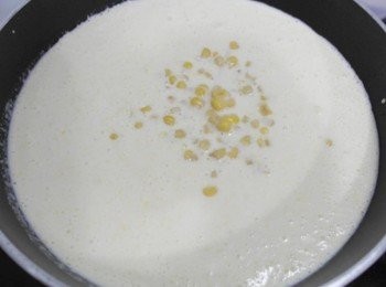 step4: 把剛打好的濃湯液倒入小鍋中小火煮沸~~ 接著加入少許的鹽及黑胡椒調味及完成囉&gt;////