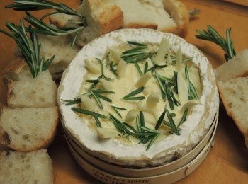 step3: 剩低的迷迭香莖不要扔掉，用來作籤串起麵包粒，撒少許橄欖油在麵包和芝士上。