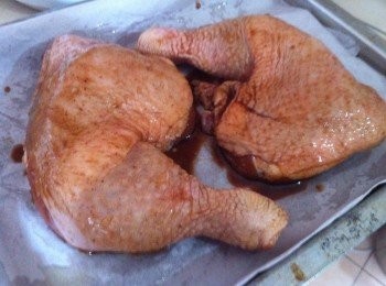 step1: 把雞全腿洗淨，加入所有材料，置冰箱醃製4小時。
從冰箱取出退冷，預熱烤箱190度，烤盤放上烘培紙，把雞腿放在面上，送進烤箱烤25分鐘。