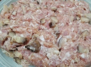 step1: 冬菇浸軟切粒，與免治豬肉及醃料拌勻，醃20分鐘，壓成肉餅。臘腸放入沸水煮3分鐘，去油脂。先將米洗淨，下300毫升水，浸一小時