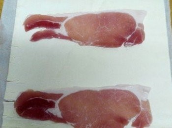 step1: 烤箱預熱180度，將培根排在酥皮上