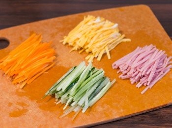 step5: 甘筍去皮，甘筍和青瓜洗淨印乾水份，把甘筍、青瓜、雞蛋和火腿切絲備用。