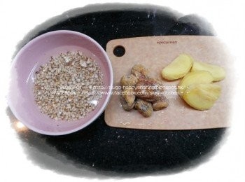 step1: 生薏米用水浸泡，洗淨；薑片拍扁；將所以材料洗淨。