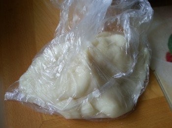 step12: 皮灘凍後用食物袋裝起,搓滑,放入雪櫃雪凍2小時以上,雪一晚更好