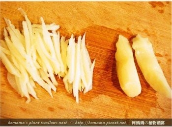 step2: 將埔里茭白筍(波浪筍)自包裝袋拿出後，由於是熟食，直接切成細絲。