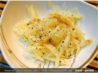 step3: 把筊白筍絲放入碗中，酌量灑上胡椒粉與羅勒葉來增味。