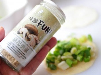 step6: 灑上適量的香菇鹽於蔥花上