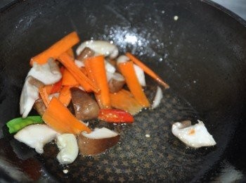 step3: 以5大匙熱油，將蒜末、辣椒、紅蘿蔔、香菇等爆香