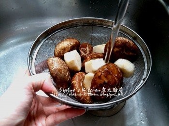 step6: 馬蹄去皮 , 連同冬菇用水沖一沖洗及瀝乾