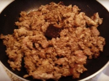 step5: 加入甜麵醬，混合肉碎。炒一會。放入蔗糖在中間。
轉用中小火，續炒湯汁略收乾。