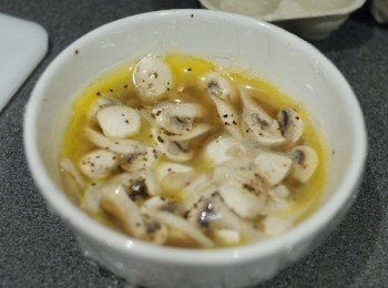 step3: 再灑少量水及下牛油，用保鮮紙封口，放入微波爐，用最大火力加熱兩分鐘