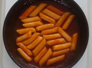 step3: 加入<span class="group_2">調味醬</span>開始持續攪拌年糕, 以免年糕黏在鍋底, 煮到湯變黏稠就可.