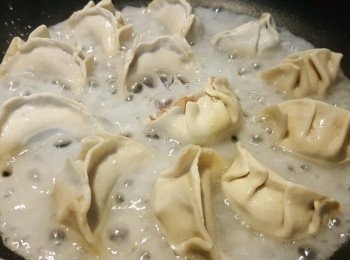 step3: 水餃放入約3-5分鐘後，倒入步驟1的麵粉水，再蓋上鍋蓋，等麵粉水收乾就差不多囉～時間約10-15分鐘左右，要隨時注意不要煎過焦了。