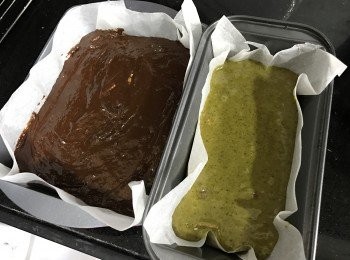 step4: 最後加入果仁，拌勻即成麵糊, 
焗爐預熱，170C焗20-25分鐘, 
 出爐後脫模及完全放涼 
(想切時更易定形，可以放入雪櫃雪2小時再切)