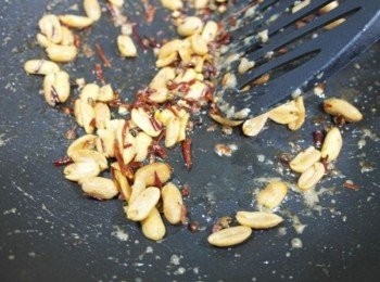 step3: 同鍋放入半包黃粒紅~炒一下花生^^ 略炒一下取出備用!!!