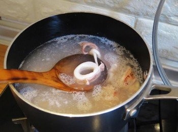 step2: 小湯鍋煮滾水將透抽下鍋汆燙後略悶1分鐘