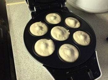 step2: 把粉漿倒入底板內, 蓋上烘8分鐘