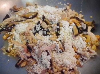 step4: *用原本的油鍋爆炒紅蔥頭，至香氣出來。 *繼續爆炒蝦米，香菇絲。以及豬肉絲至豬肉絲變色。嗆一大匙醬油拌炒。 *放入浸泡後的米翻炒幾分鐘。