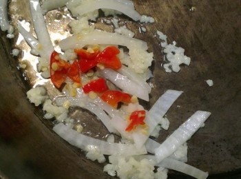 step2: 熱鍋加入少許的油，放入蒜末與洋蔥絲，辣椒炒香