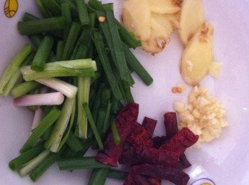 step1: 將青蔥洗淨切段，辣椒幹泡水剪短待用。