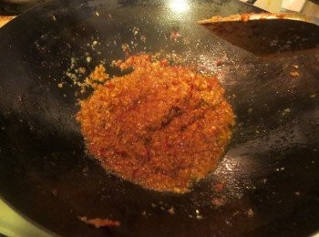 step3: 3加入<span class="group_2">食材B</span>，慢火炒至顏色變深即可。