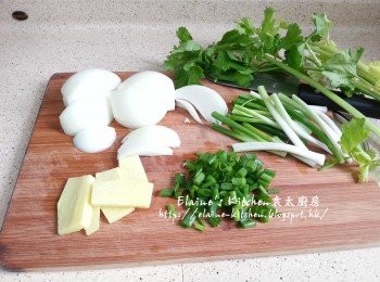 step1: 洋蔥去皮切件 , 蔥切段及切粒 , 薑去皮切片