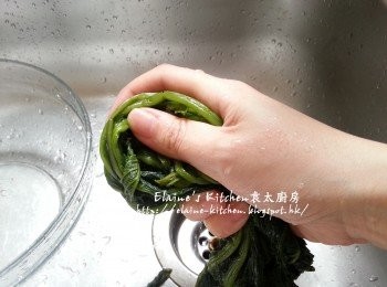 step2: 30分鐘後倒去水份再沖洗及搾乾水份