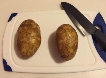 step2: 準備兩顆馬鈴薯洗淨不要去皮，用紙巾擦乾