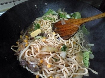 step6: 緊接著把煮好的麵放入鍋中加入一小塊奶油