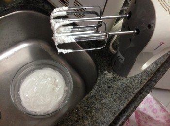 step2: 在等栗膠煮沸前，先打蛋白霜至企身（蛋白做前一天放室溫會比較容易打起成功），分三次加入糖打起