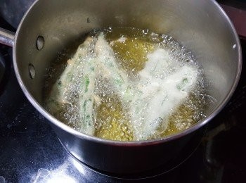 step4: 燒熱滾油,將秋葵脆漿炸至金黃即可(上碟後如不能即時食用,可將炸好的秋葵放於70度的焗爐內,可保持秋葵脆漿鬆脆)