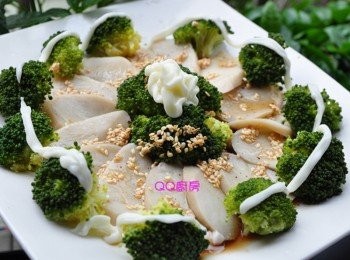 step9: 最後擠出適量無蛋沙拉在綠花椰菜上，就簡簡單單完成一道美不勝收的蔬食料理囉!