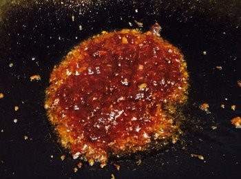 step2: 燒熱油鑊，大火先爆香馬拉盞。