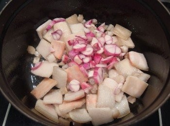 step5: 將豬油塊放入鍋裡煸出油脂。