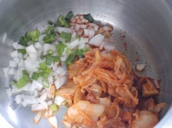 step1: 先將洋蔥及青蔥切碎，泡菜切小塊