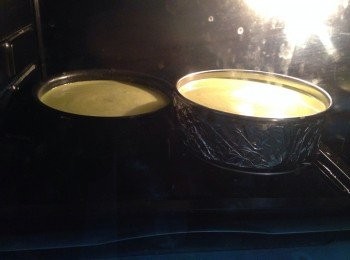 step8: 把模具放入烤盤中（烤盤內需注入約1cm高的冷水），送入已預熱好的焗爐中，上下火，150度10分鐘，轉140度約50分鐘。